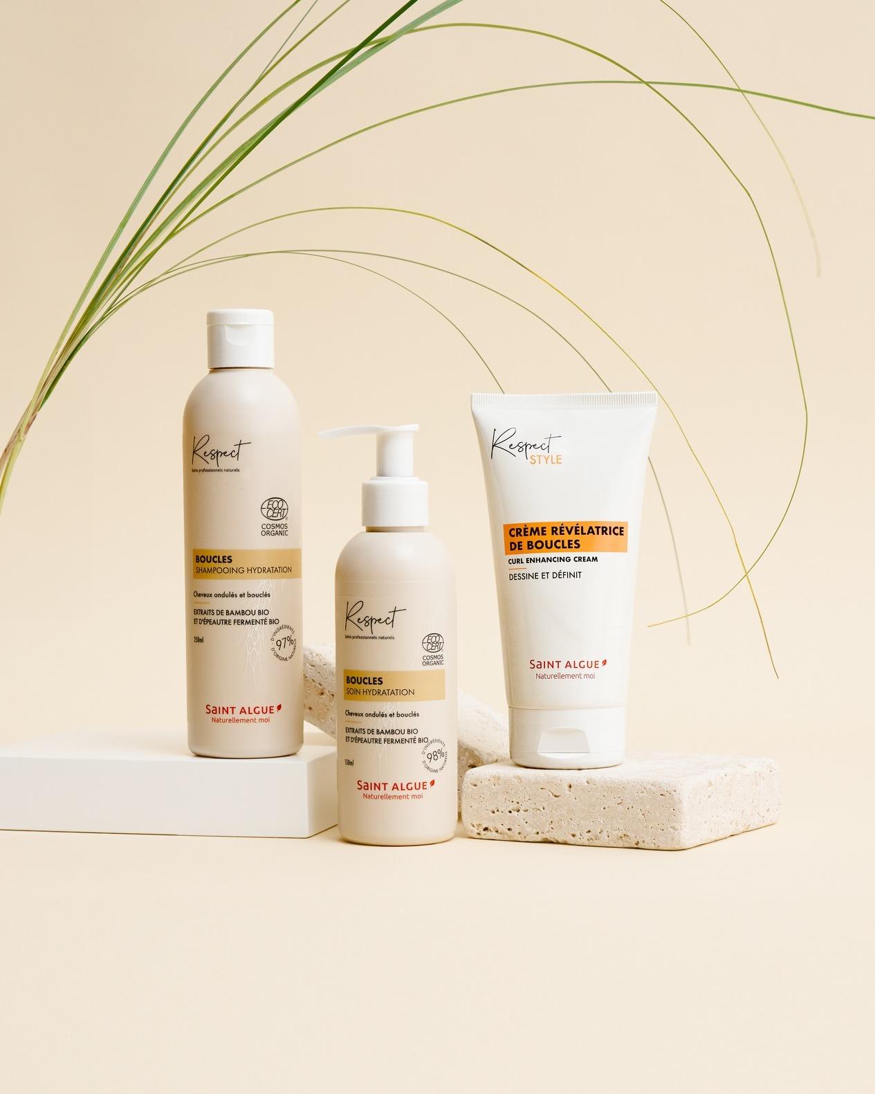 Adoptez notre nouvelle gamme Boucles pour sublimer la beauté naturelle de vos cheveux ! Le duo shampooing et soin avec des formules aux extraits de bambou bio et d’épeautre fermenté bio viendra hydrater vos boucles 💚 ​

La crème révélatrice de boucles en 3e geste dessinera et définira votre look final 🌿Venez tester le rituel de soin Boucles en salon et bénéficiez de -5€ jusqu’à la fin du mois d’octobre !​