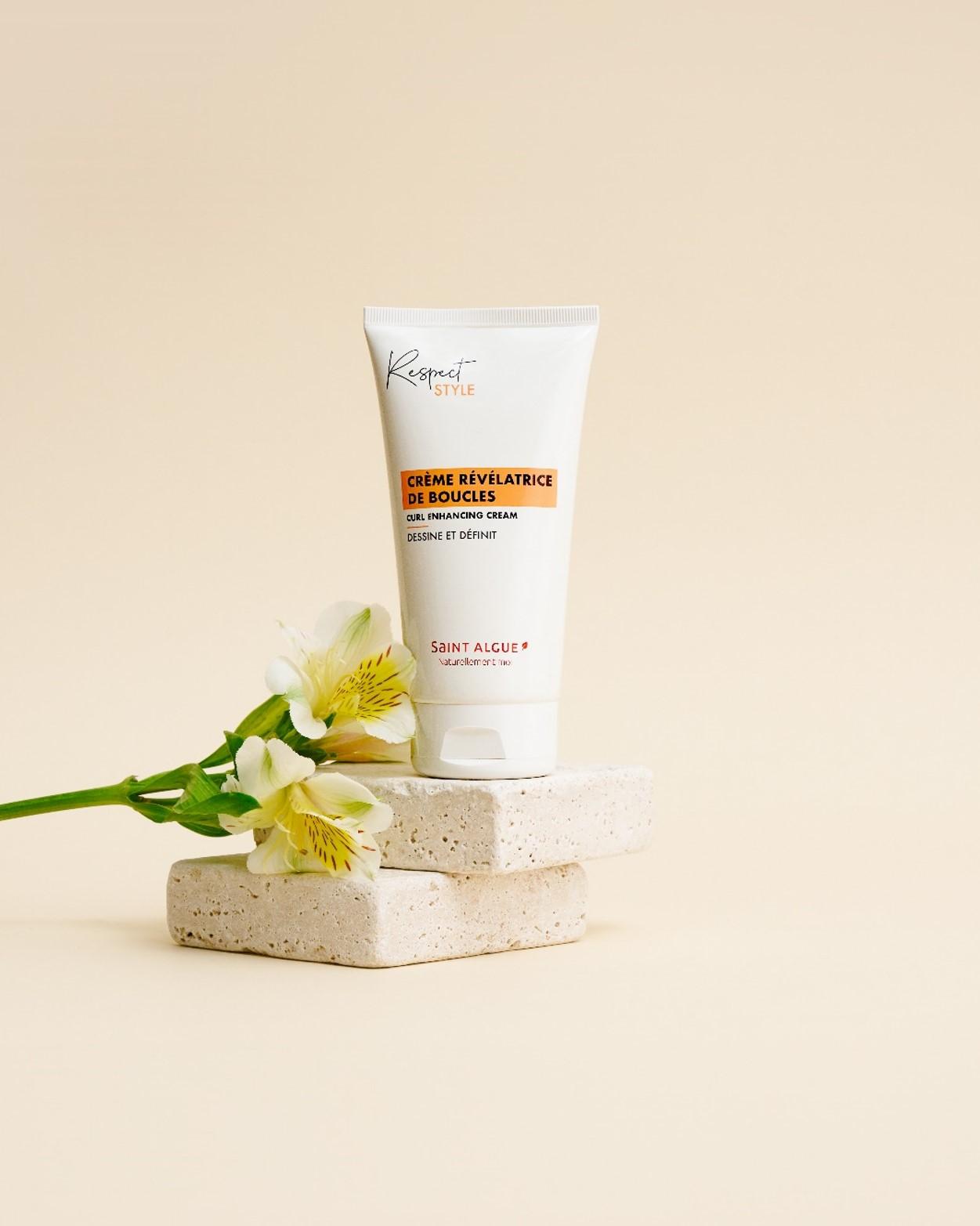 Redécouvrez notre crème révélatrice de boucles et complétez notre duo boucles fraîchement sorti : le shampooing et soin boucles de la gamme Respect Saint Algue pour une chevelure bouclée redessinée et définie🌿