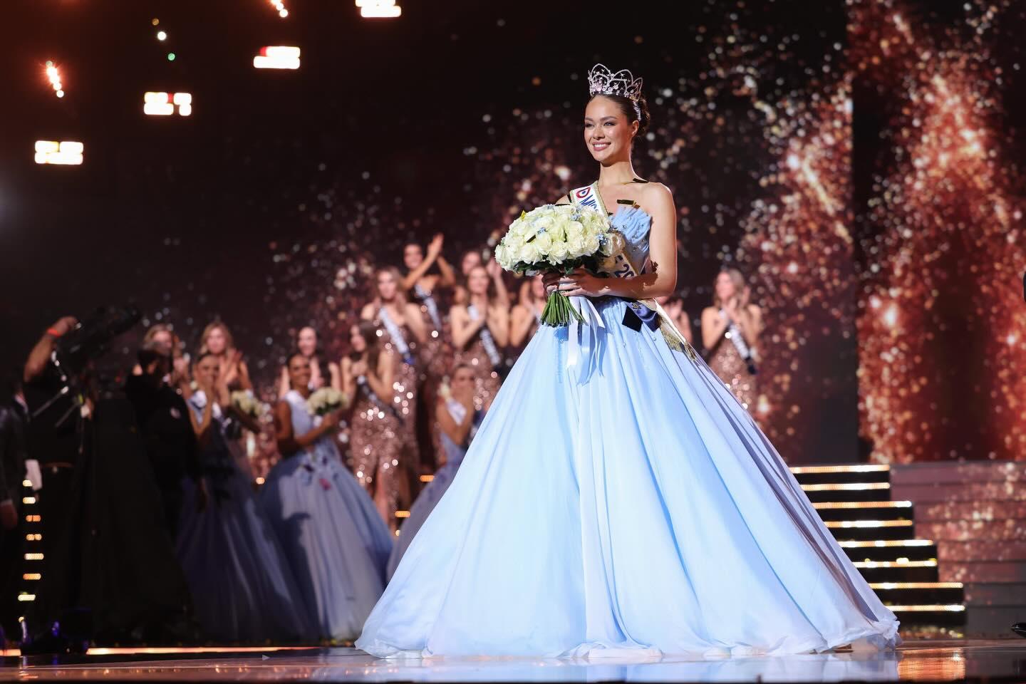 2026, une nouvelle année pour prolonger le partenariat officiel coiffure Saint Algue x Miss France, et ce depuis 1989 !
C’est à nouveau avec fierté que nos coiffeurs ont pris soin des chevelures des candidates lors de l’élection samedi soir 🤍

Nous sommes impatients d’accompagner la sublime Miss France 2026, @hinaupokodevezeoff pendant son règne 👑 Félicitations ! 🌟

   

Crédits :

📷 Photo : SIPA PRESS
👗 Robe : Sima Couture
👑 Bijoux et couronne : Mauboussin
💇‍♀️ Coiffure : Saint Algue
💄 Maquillage : Sothys
💐 Bouquet : Floore