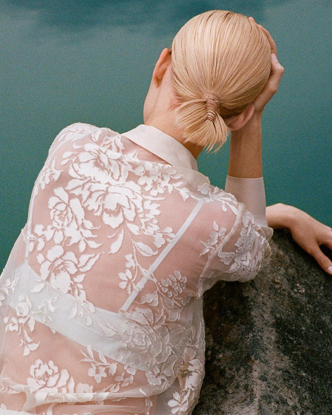 ✨ Éveil – chapitre 2, collection Printemps Été 2025✨ 

 Découvrez l’attache Braid en Plume, la tresse qui allie légèreté et raffinement. Une version délicate de la tresse classique, revisitée dans un esprit clean girl avec des finitions impeccables. 

Idéale pour une occasion spéciale ou simplement pour twister un look du quotidien avec élégance.✨

💬 À demander à votre coiffeur : 

Une attache signée  fixée avec le spray de fixation Elastic OSiS de chez @schwarzkopfpro.fr

  ​