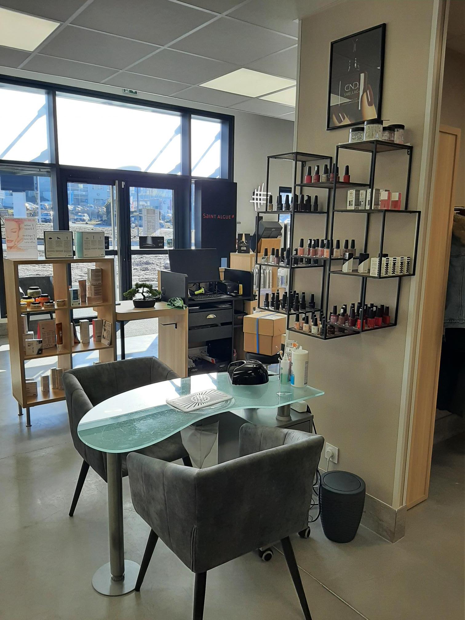 NAIL BAR