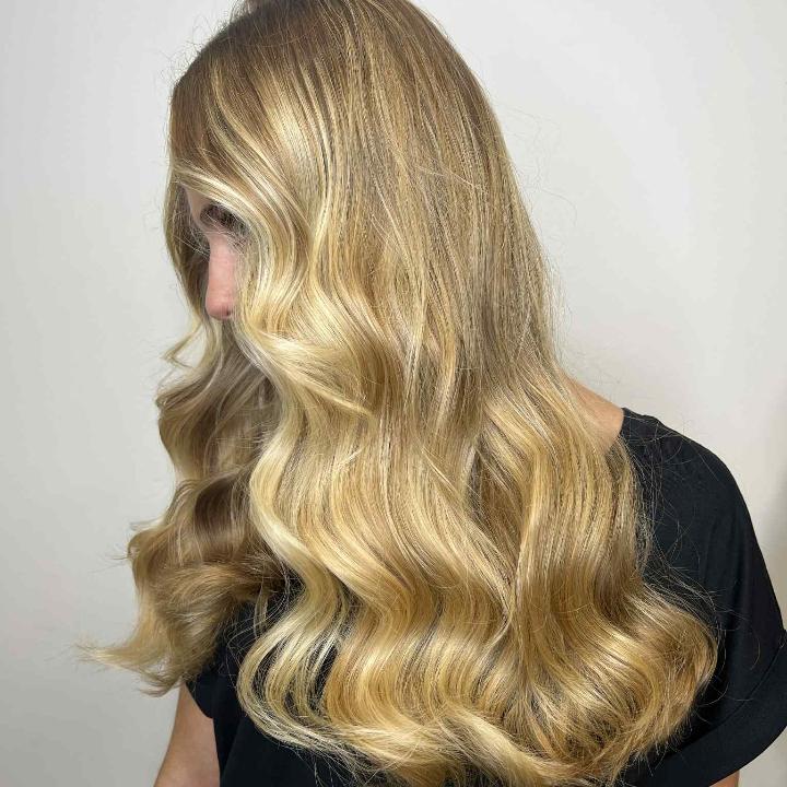 Balayage blond doré sublimé par un wavy naturel, réalisé par nos experts Saint Algue Chalon-sur-Saône.